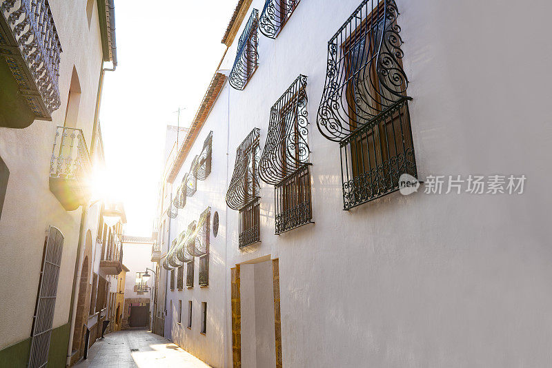 西班牙阿利坎特的Javea Xabia地中海街道立面